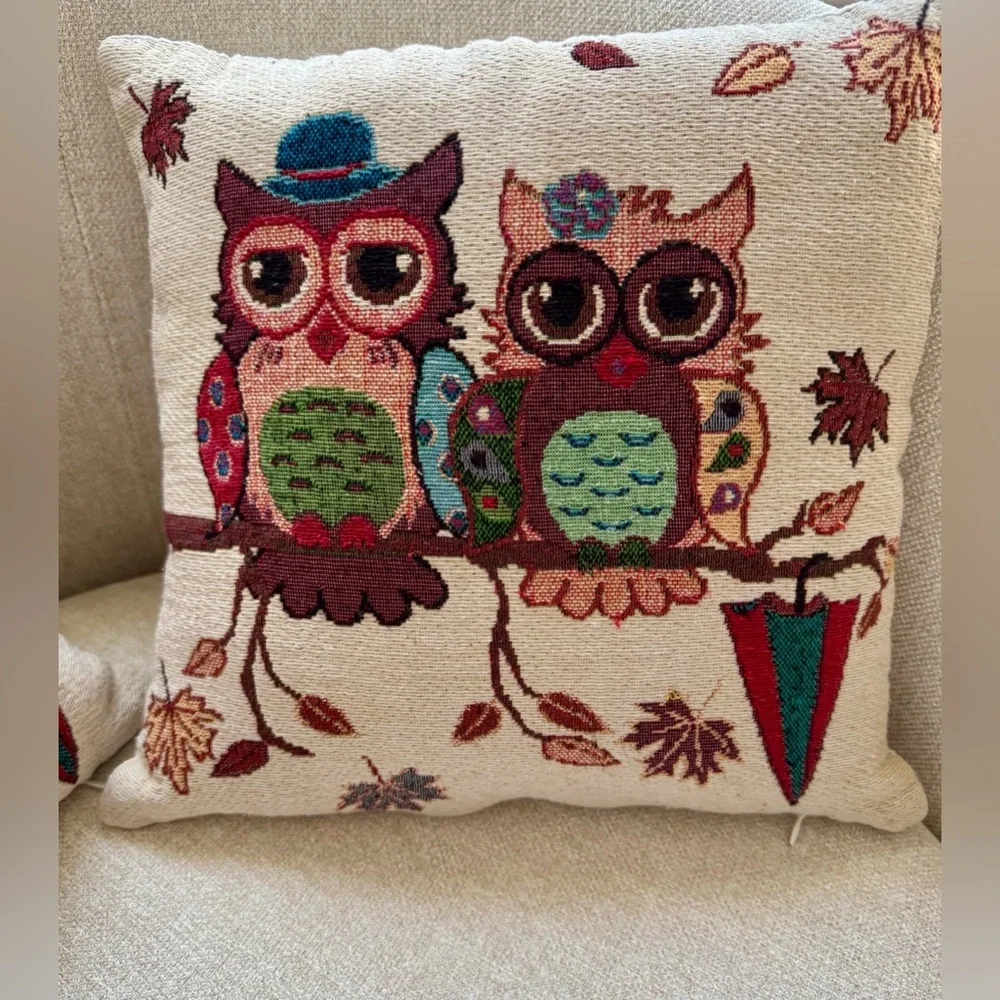 Decorative pillows with owl images. Removable covers made of tapestry fabric